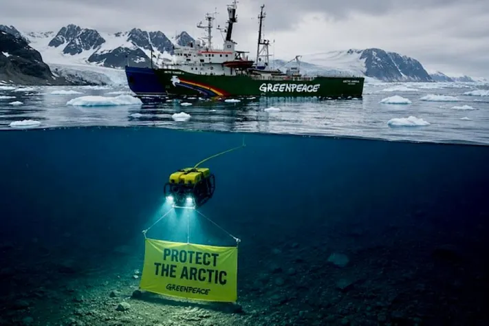 Greenpeace опустил протест на глубину 2300 метров