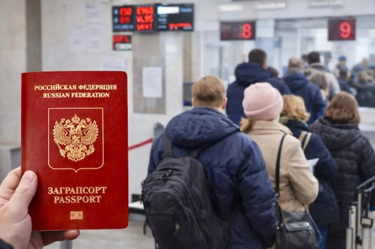 Очереди за загранпаспортами растут, но коллапс подтверждён не полностью
