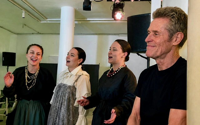 Уиллем Дефо послушал «Коробочку» в русском павильоне