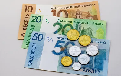 Белорусы восьмой месяц подряд продают валюту