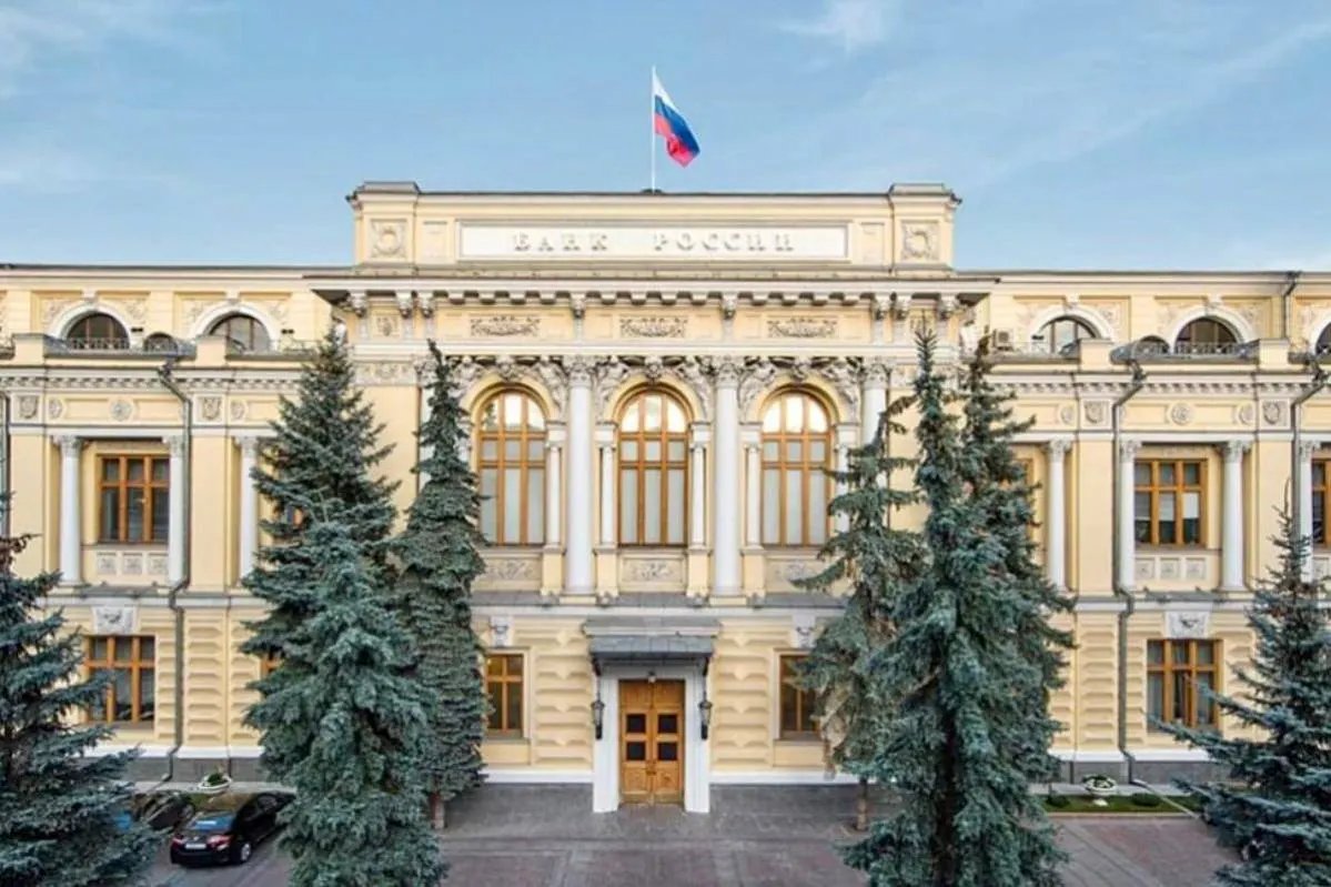Банк России продлил ограничения на снятие наличной валюты до сентября 2025 года