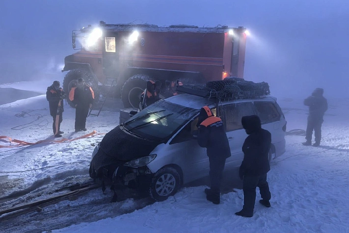 В Якутии машина провалилась под воды Лены