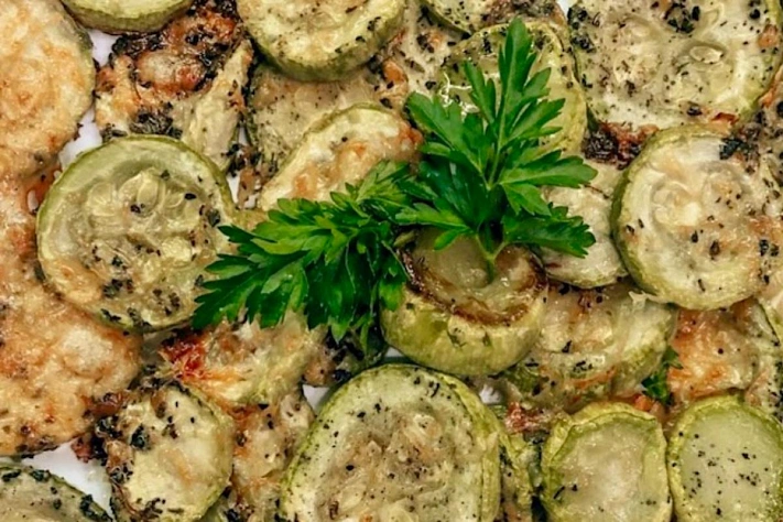 Кабачки, запечённые с грибами и копчёным сыром