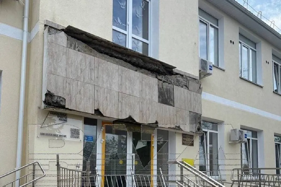В школе Севастополя рухнул балкон с выпускниками