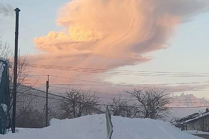  Вулкан Шивелуч на Камчатке выбросил пепел на высоту до 10 километров 