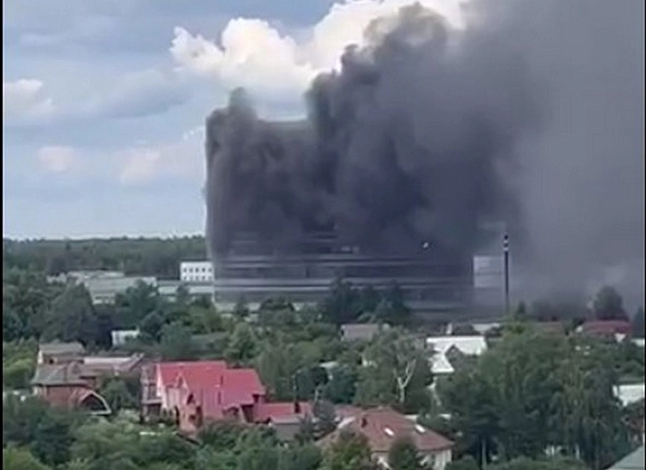 В подмосковном Фрязино горит главное здание НИИ «Платан»
