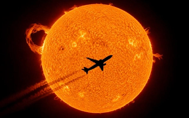 Фотограф поймал самолёт на фоне Солнца после 1,7 млн кадров