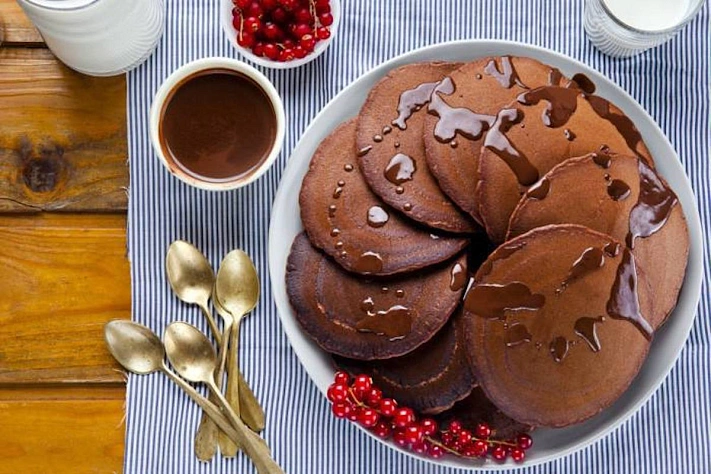 Делаем шоколадные оладьи на кефире