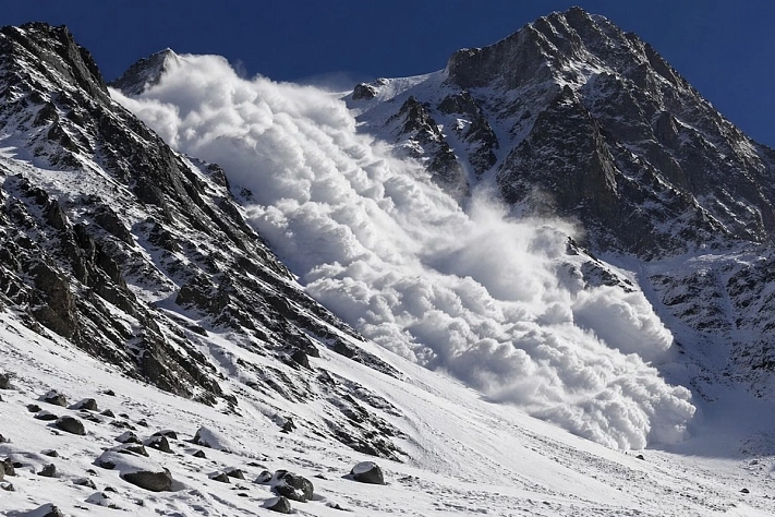Четверо туристов попали под лавину в горах Бурятии