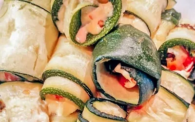 Рулетики из кабачков с помидорами