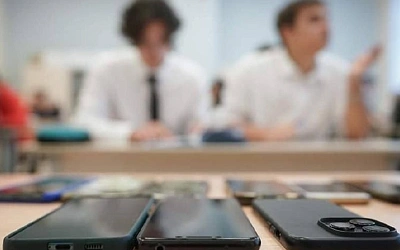 В школах вводят запрет на использование телефонов на уроках