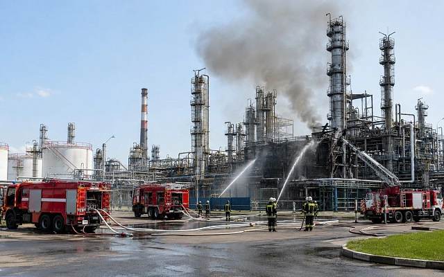 Пять человек пострадали при пожаре на Ильском НПЗ