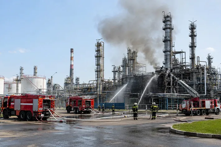 Пять человек пострадали при пожаре на Ильском НПЗ