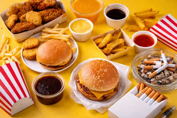 Почему фастфуд сравнивают с сигаретами