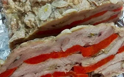 Буженина из куриного бедра с чесноком и морковью