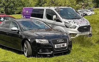 Английский фермер вылил цистерну навоза на дорогие авто туристов