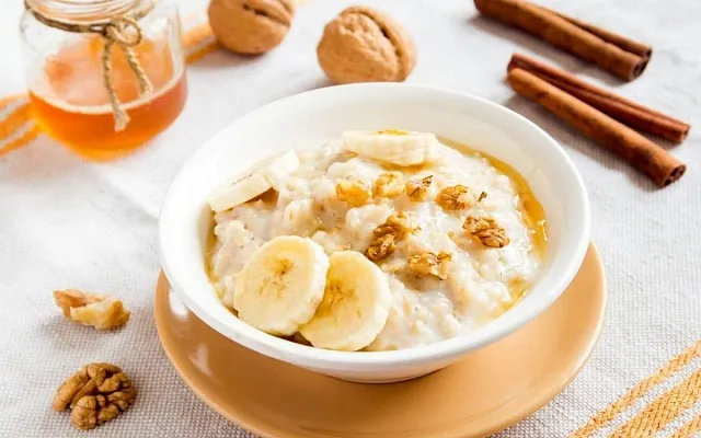Полезный завтрак: овсянка с бананом и орехами
