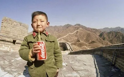 История Coca-Cola в Китае: от «головастиков» до символа глобализации