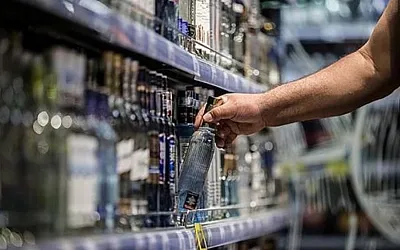 Россиянам могут запретить покупать алкоголь в течение 15 часов в сутки