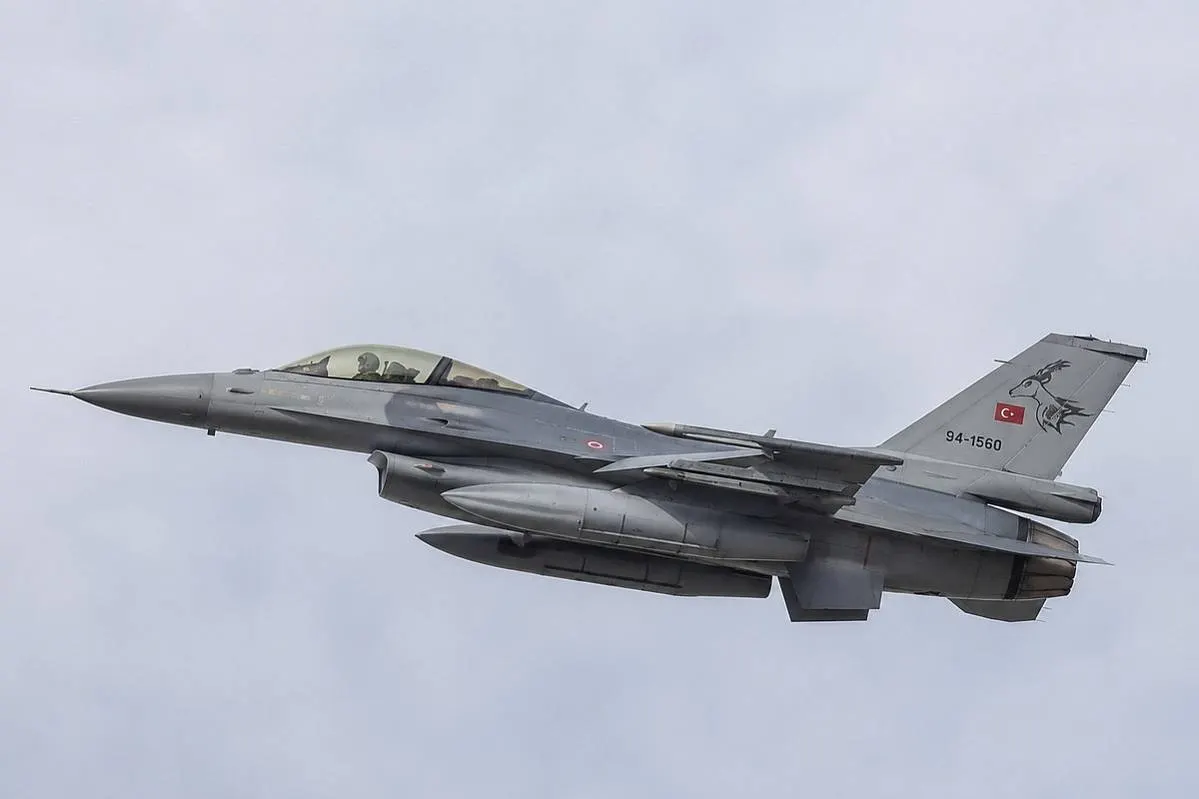 В Турции разбился F-16, пилот катапультировался