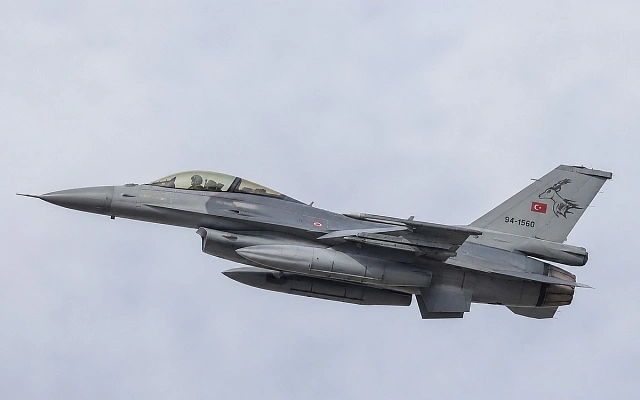 В Турции разбился F-16, пилот катапультировался