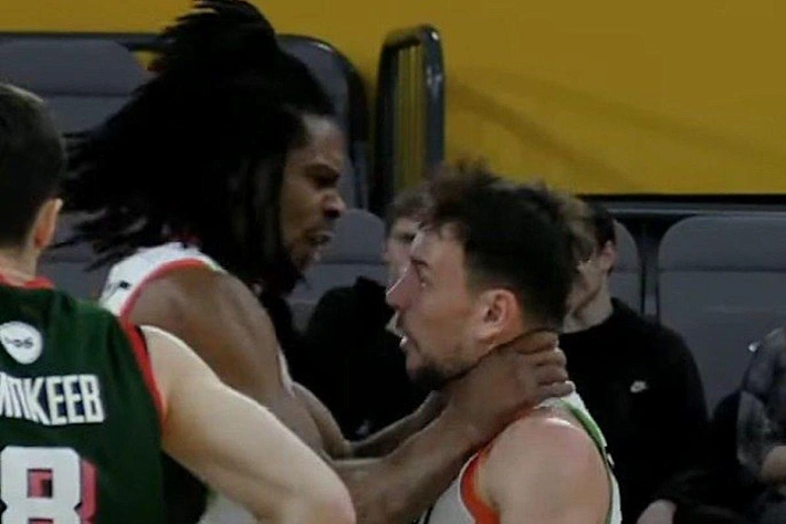 Даглас вцепился в горло Глазунову прямо во время матча