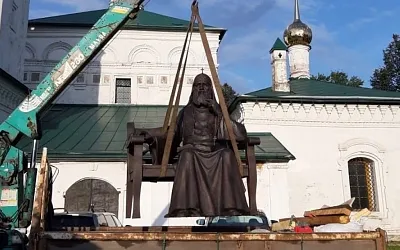 В Торопец привезли памятник патриарху