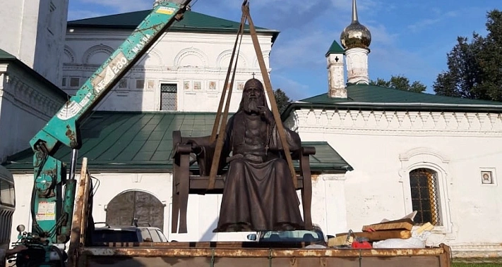 В Торопец привезли памятник патриарху