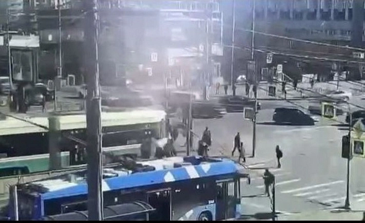 В Петербурге трамвай переехал толпу на переходе
