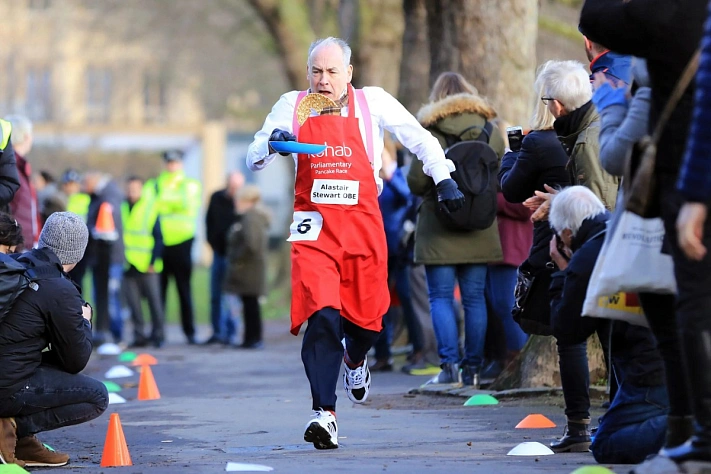 В Лондоне прошёл традиционный «блинный забег»