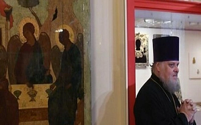 Патриарх уволил священника, который был против передачи «Троицы»