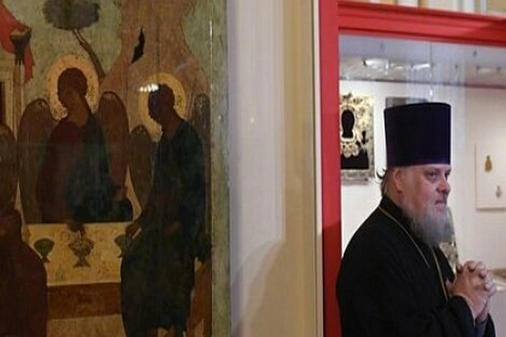 Патриарх уволил священника, который был против передачи «Троицы»