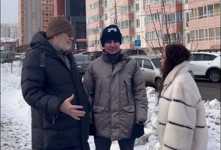 В Красноярске на встречу с жителями принесли картонного депутата