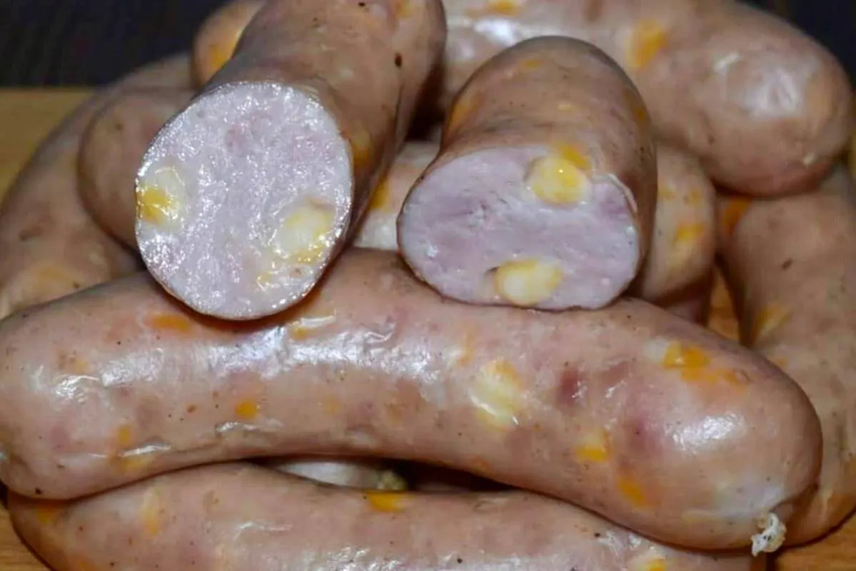 Домашние куриные колбаски с сыром: сочный рулет в оболочке как из мясной лавки