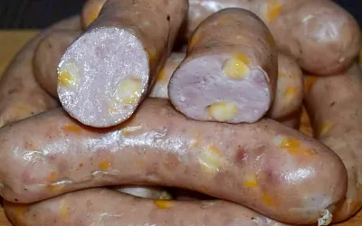 Домашние куриные колбаски с сыром: сочный рулет в оболочке как из мясной лавки