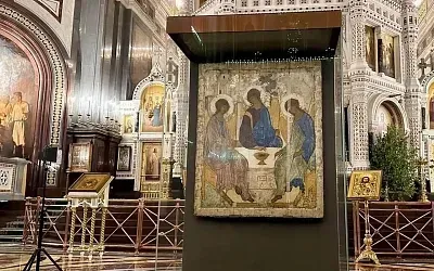 Знаменитую икона «Троица» увозят в Подмосковье