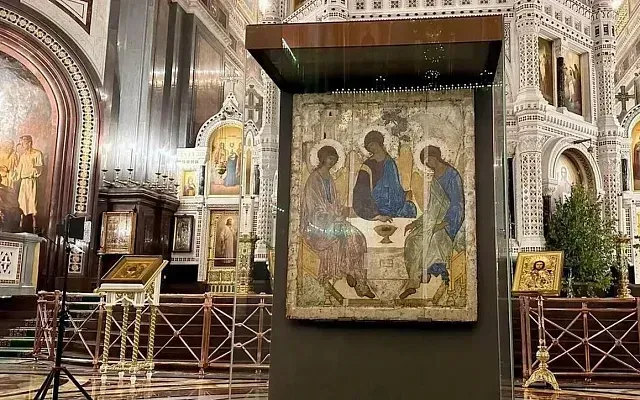 Знаменитую икона «Троица» увозят в Подмосковье