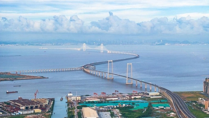 В Китае возвели уникальный мост