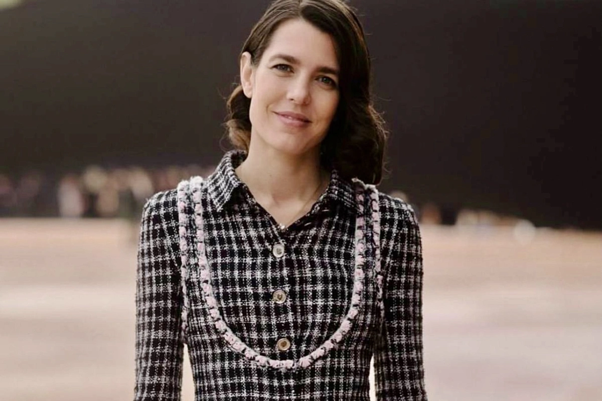 Шарлотта Казираги в твиде Chanel на Парижской неделе моды