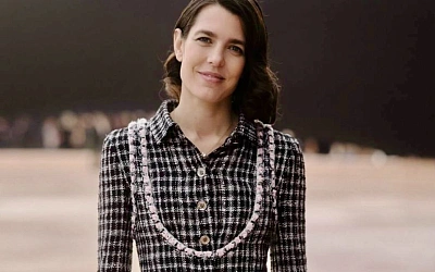 Шарлотта Казираги в твиде Chanel на Парижской неделе моды