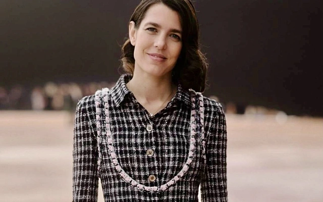 Шарлотта Казираги в твиде Chanel на Парижской неделе моды