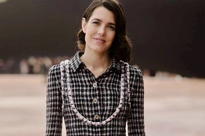 Шарлотта Казираги в твиде Chanel на Парижской неделе моды