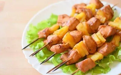 Куриные шашлычки с ананасами: простой рецепт для вкусного ужина в духовке