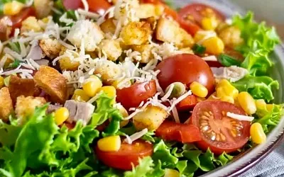 Салат с курицей, помидорами и кукурузой – свежий, сытный и вкусный