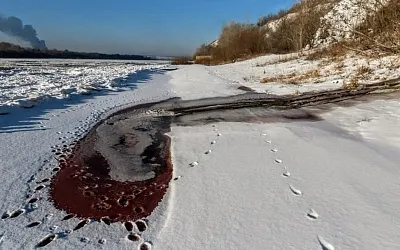 На реке Томь в Кемерово появились кроваво-красные пятна 