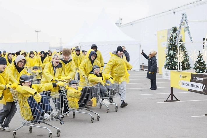 В России установлен рекорд по командным гонкам на продуктовых тележках