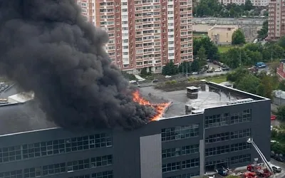 В Красногорске загорелась крыша ТЦ «ТераБит»