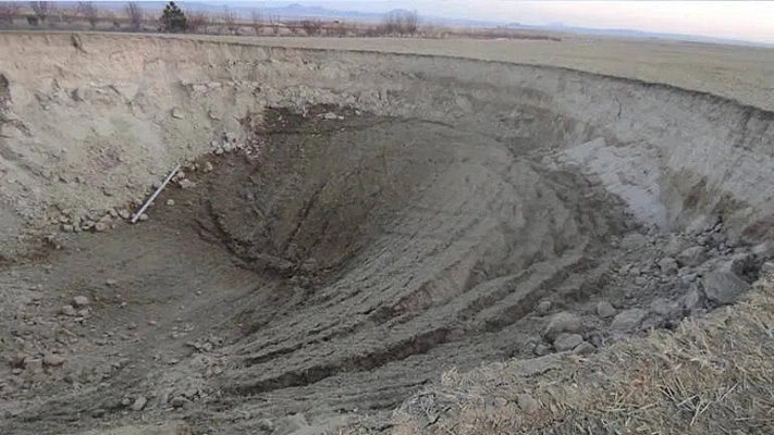 В турецком городе Карапынар появилась загадочная воронка глубиной в 15 метров
